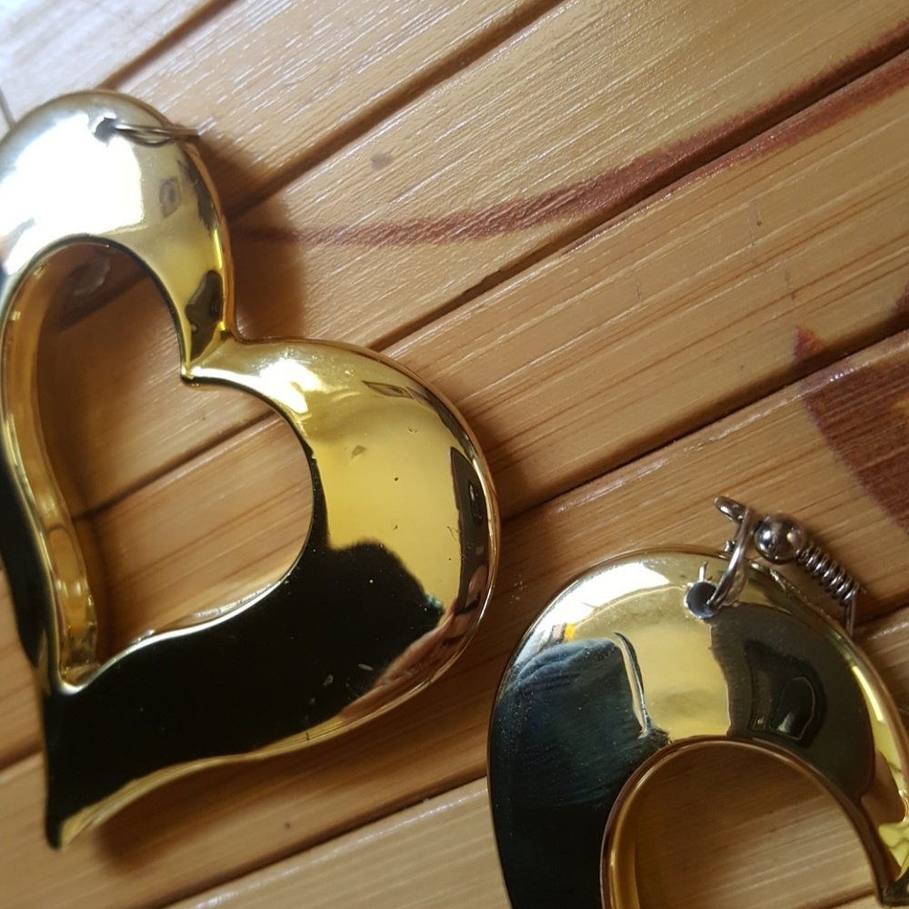 Golden Heart Earrings 💛 - Picture 7 of 8